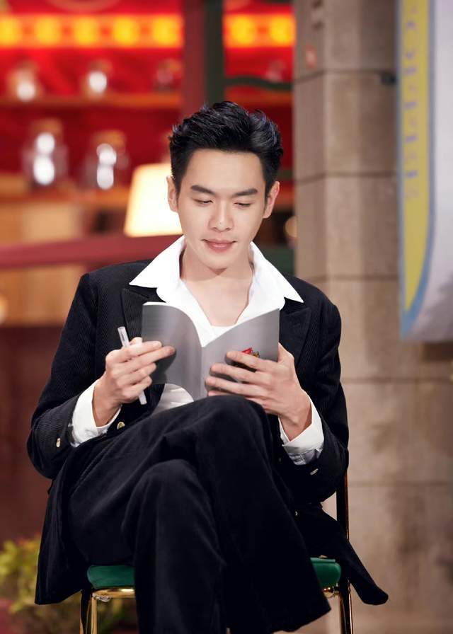 重新定义丑帅张若昀大背头造型太有霸总味了