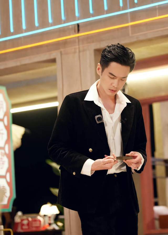 重新定义丑帅张若昀大背头造型太有霸总味了