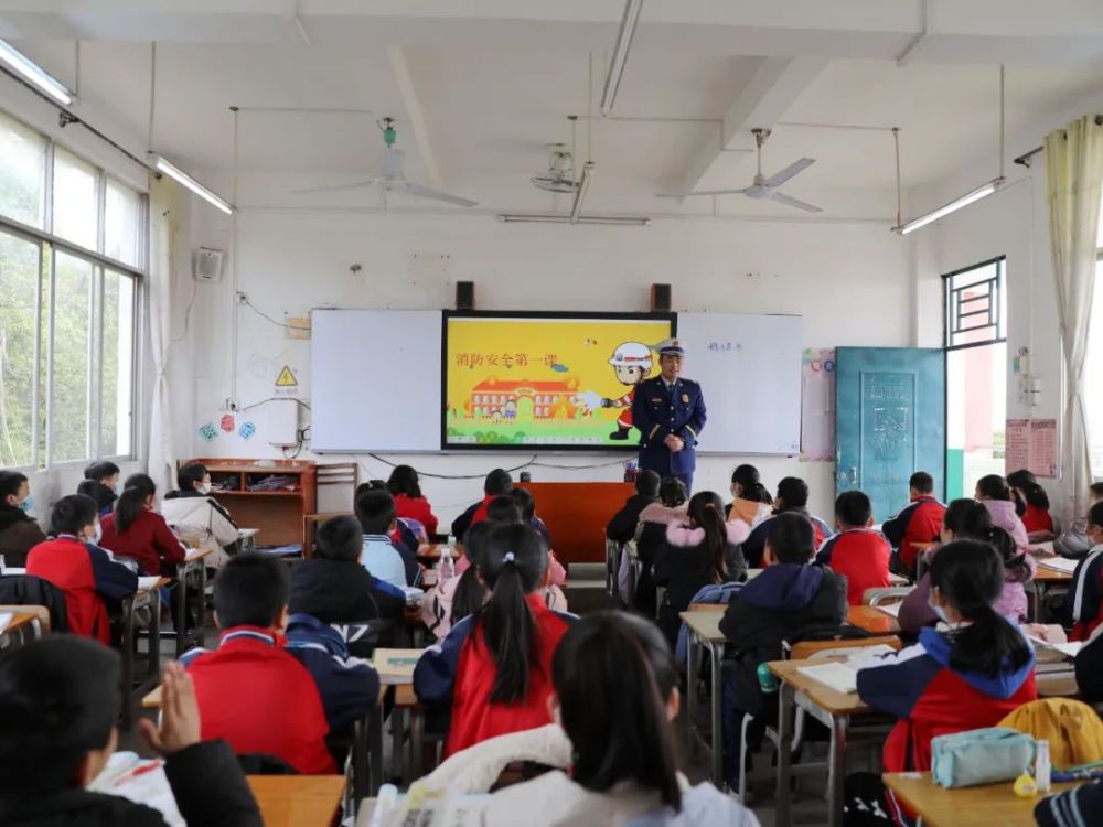 2月24日,宁明县消防救援大队联合共青团宁明县委员会深入宁明县明江镇