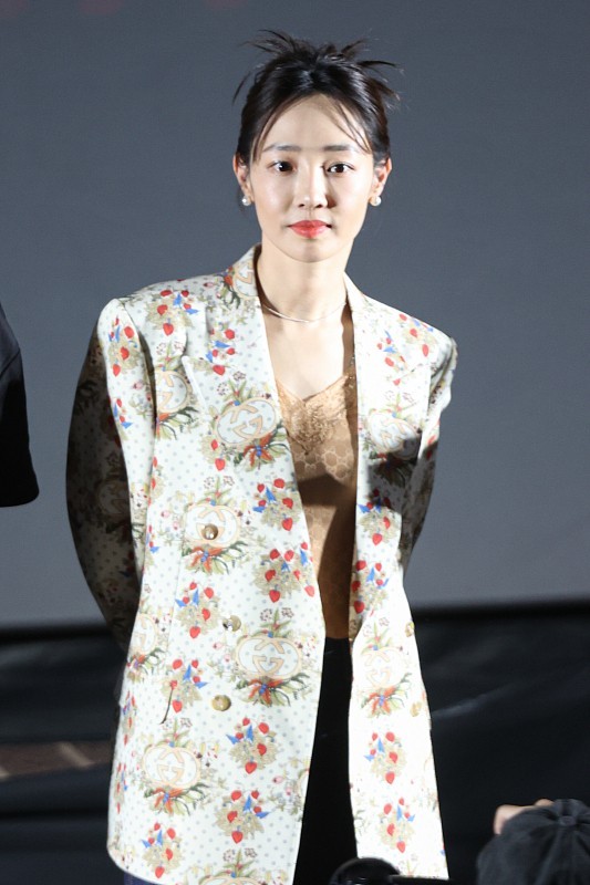 区别待遇？欧美博主上身Dior新款，品牌大使杨采钰却穿2年前旧裙多人体育项目