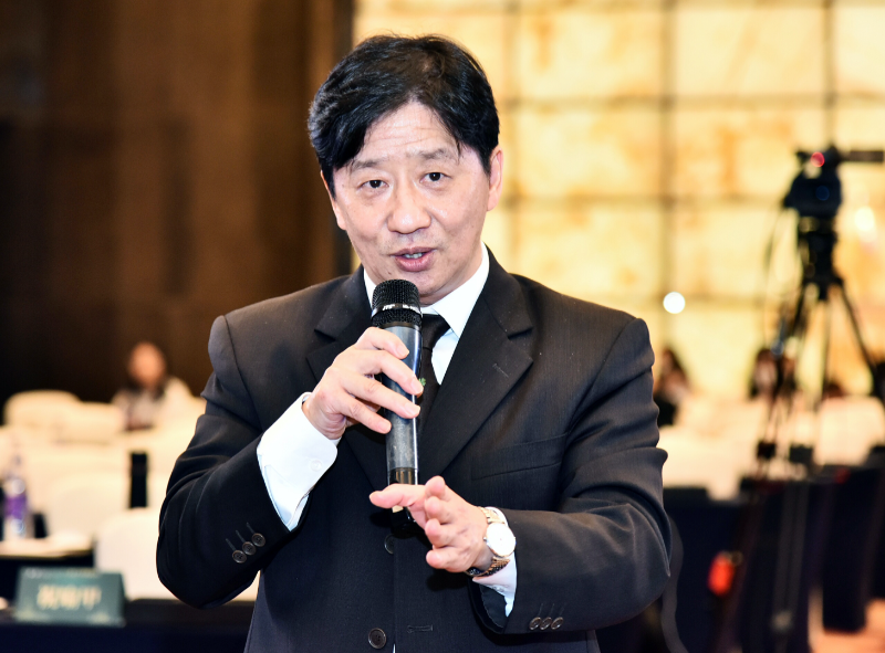 中山大学肺癌研究所所长,中山大学附属肿瘤医院首席肺癌专家龙浩教授