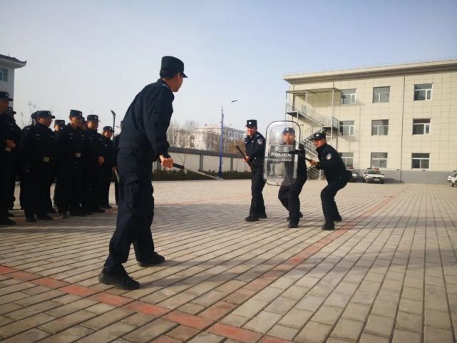 長警棍,防暴盾牌使用2月10日至28日,該局組織警務實戰小教官及城區各