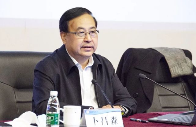 临时党委副书记,防灾科技学院主持党委工作副书记石峰主持大会.