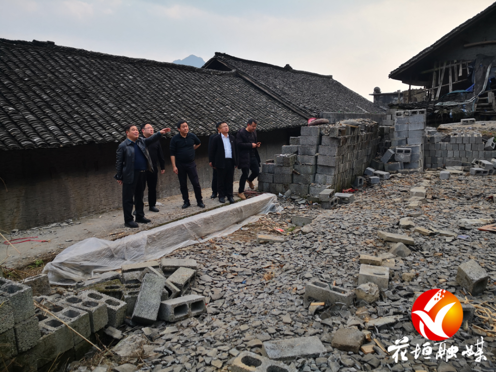 为加快"空心房"拆除进度,花垣县民乐镇干部群众冒雨齐上阵,拆除现场一