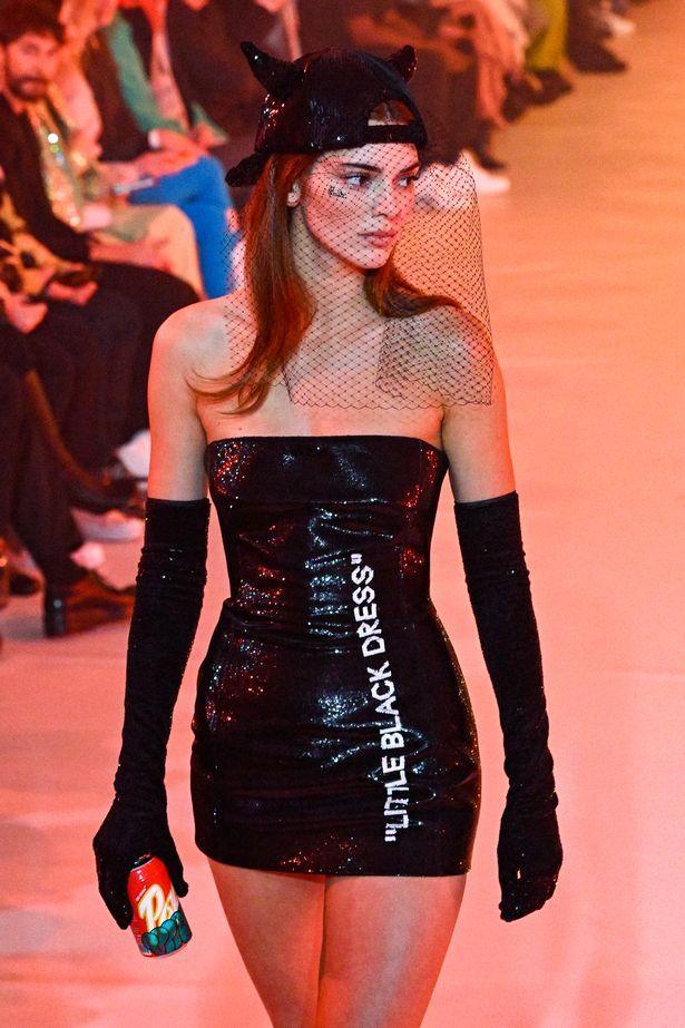 超模肯豆在国际时装周让人眼前一亮为一线大牌走秀展示新发色