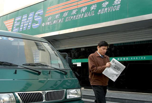中国最大快递公司拥有33架飞机174列火车却被无数国人嫌弃