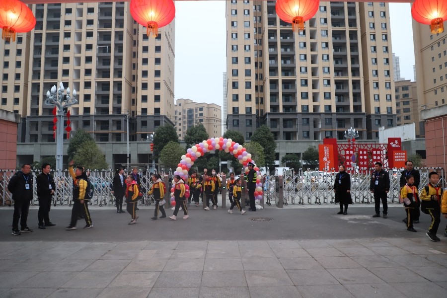 瓮安八小多姿多彩的开学第一课