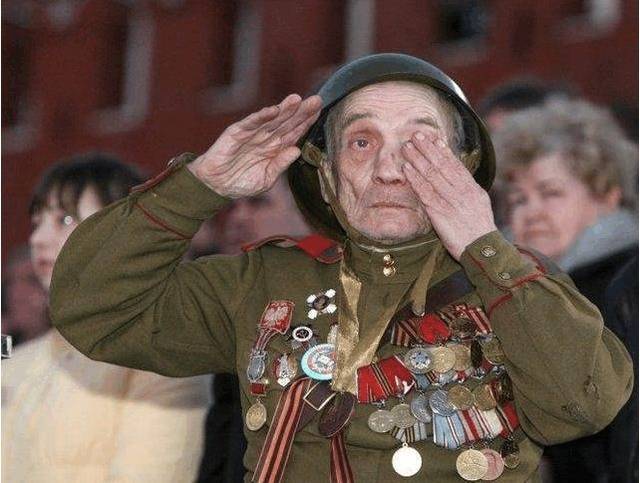 苏联老兵卖勋章图片