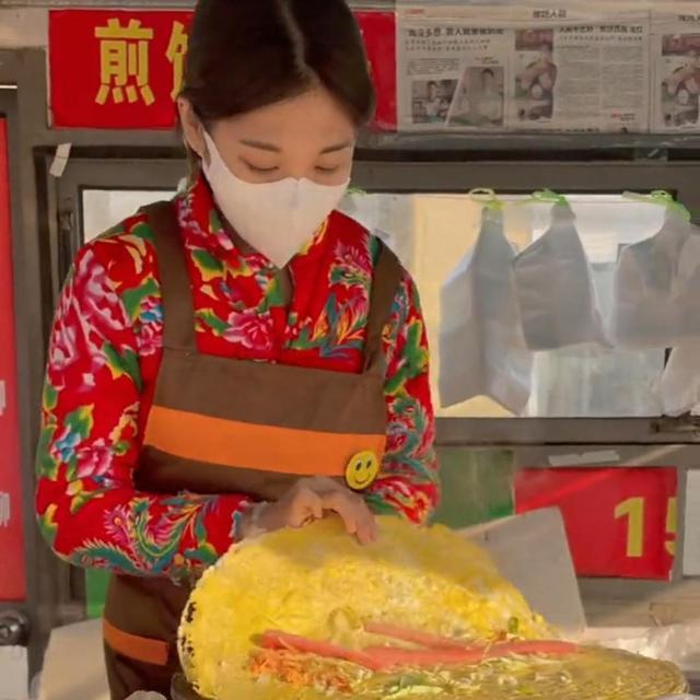 美女摆摊卖煎饼果子月入两万一个月瘦十斤网友我差在哪了