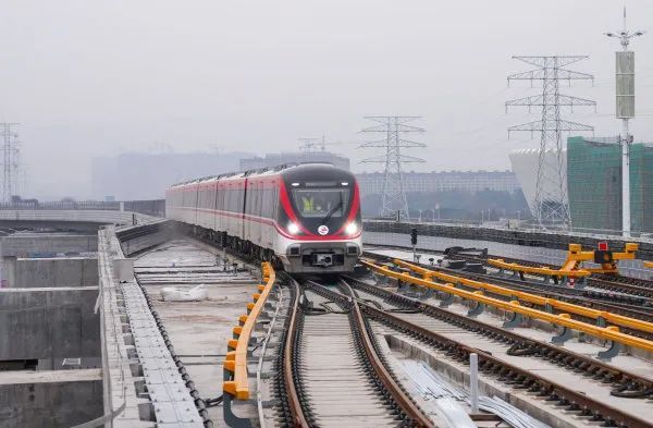 更近一步金義東市域軌道交通義東線首通段今日試運行