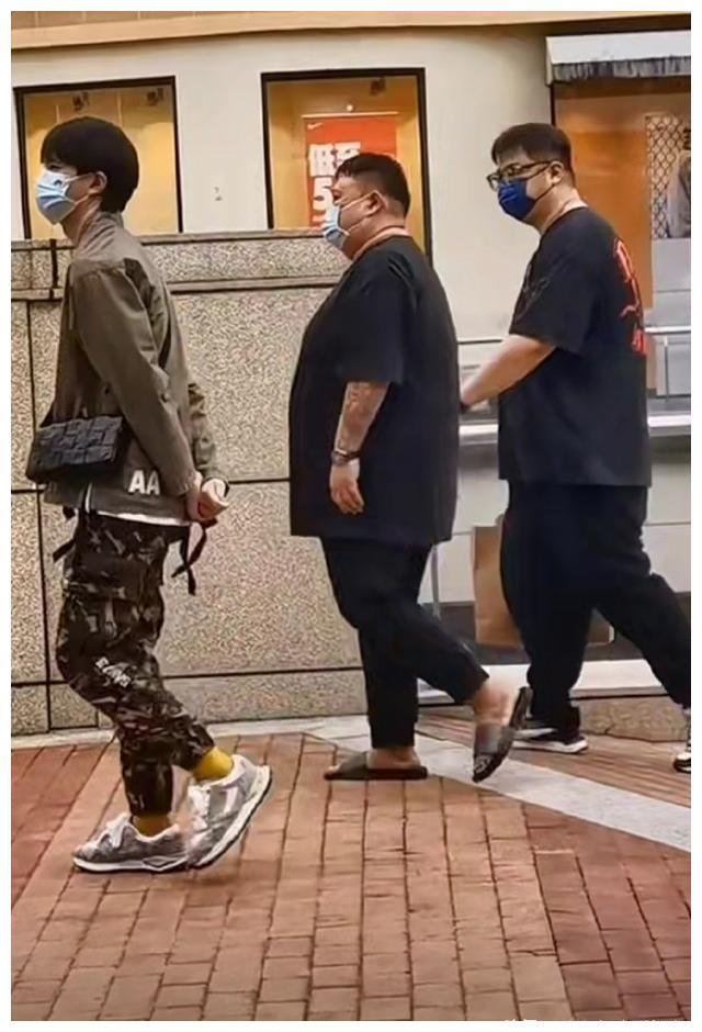 网友海南偶遇德云社孙越大花臂文身配拖鞋难怪没人敢惹他