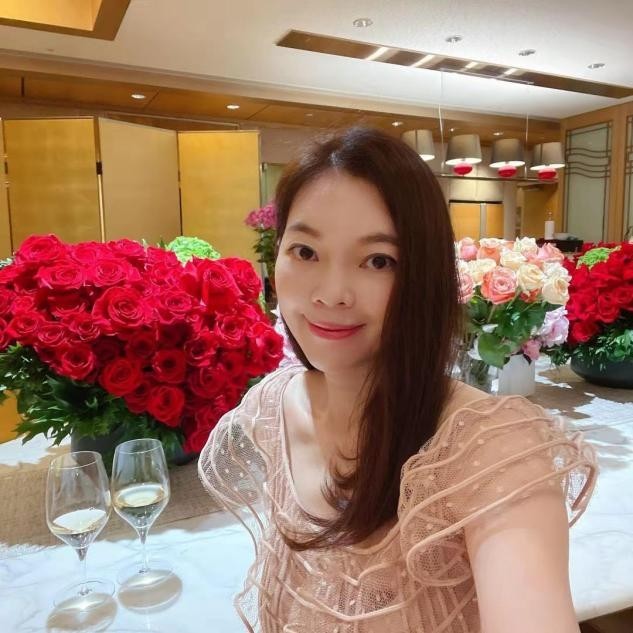 富士康老板娘真会撒娇坐72岁丈夫腿上满眼深情夫妻却像父女