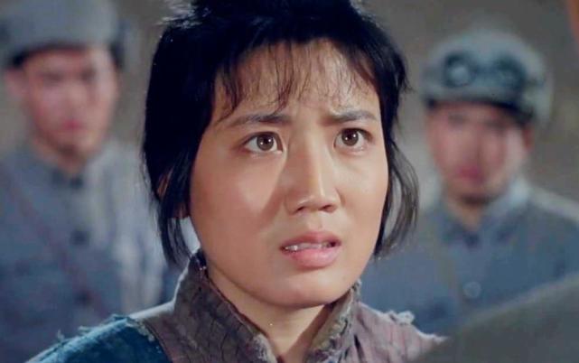 李秀明饰演的杨玉香命运悲苦,弟弟,父亲先后被迫害致死.