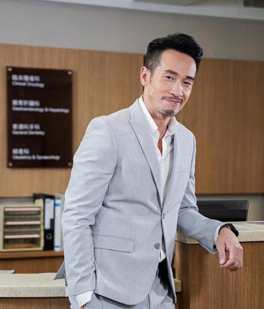 香港疫情仍严峻胡定欣确诊张伟文病危陈豪为保护妻儿住阳台