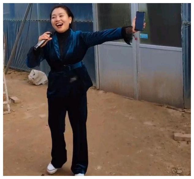 美女歌手袁庆净身出户直言离婚与大衣哥无关网友大衣嫂慌了