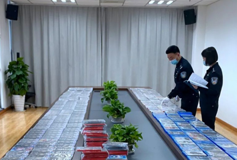宁波海关破获一起走私游戏卡/盘案，共计1.2万张600386北京巴士