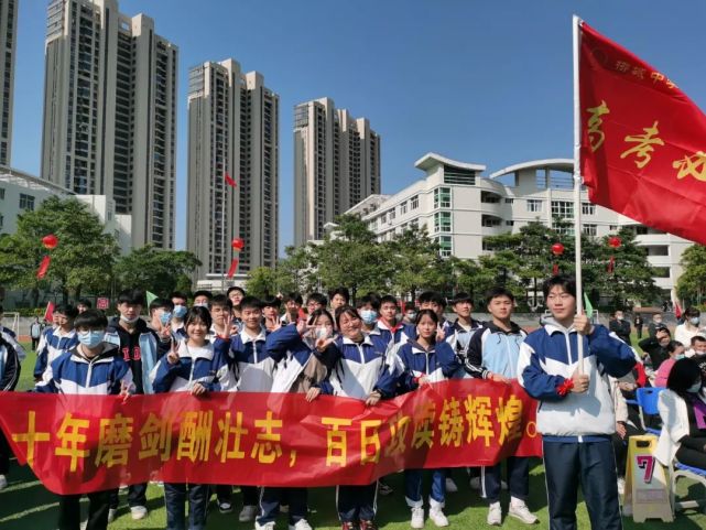 日前,在柳城中学校园内,以"十八而志,绽放未来"为主题的2022届高三