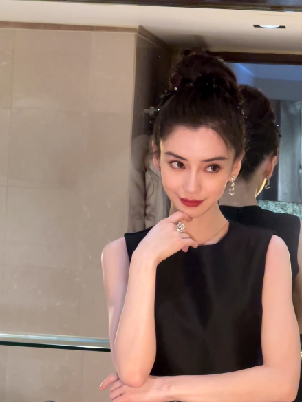 杨颖亮相活动头小脸小比例优越笑起来依然是饺子下巴