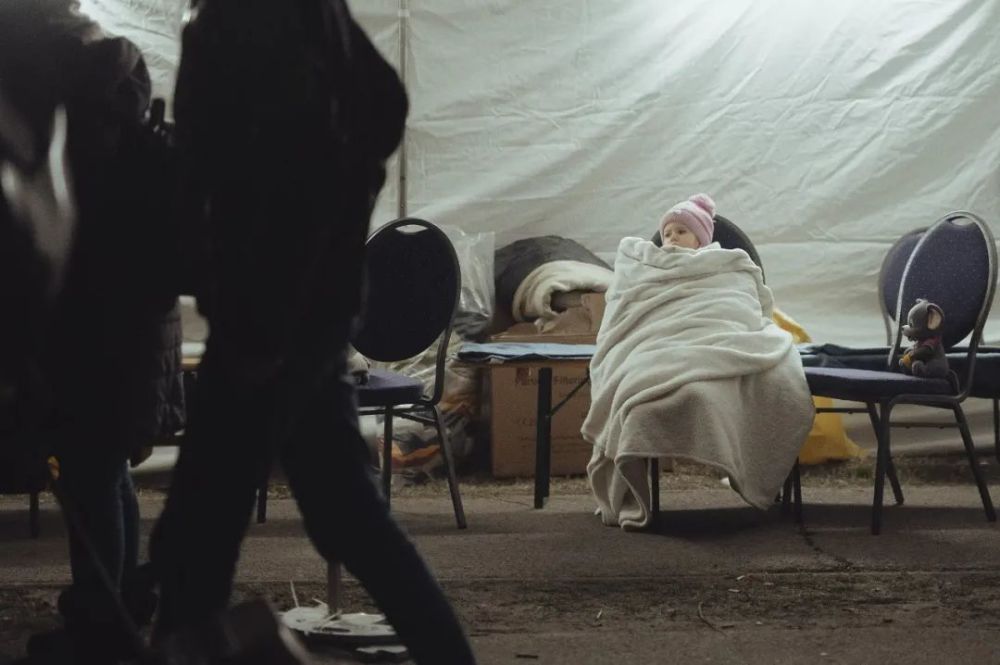 逃离乌克兰的难民：40小时艰难出逃，像世界末日情侣旅馆