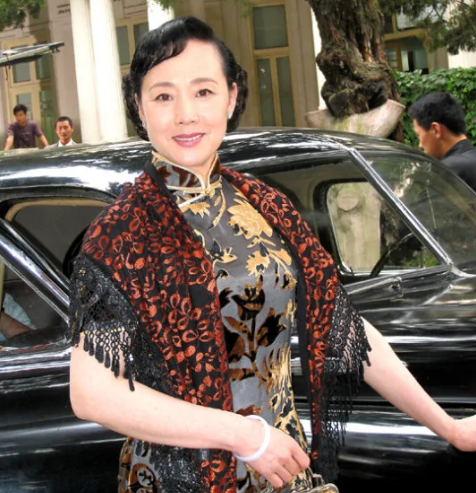 著名演员康群智:嫁圈外普通丈夫生一子,幸福美满,儿子成骄傲