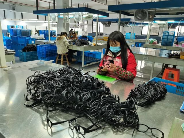 在创业园内,浙江乐泰光学眼镜股份有限公司的生产车间里,40多名工人
