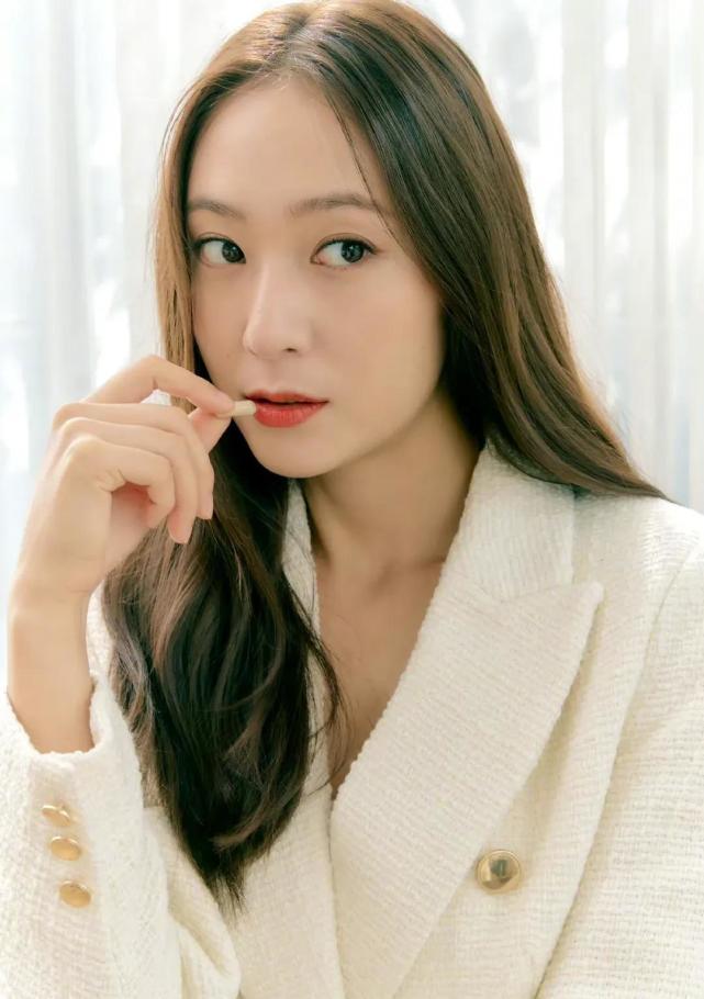 郑秀晶高冷美艳又才华横溢的女爱豆这样的清冷风格你喜欢吗