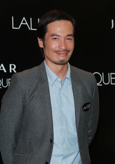 香港疫情严峻胡定欣确诊陈豪为保护妻儿住阳台张伟文病危