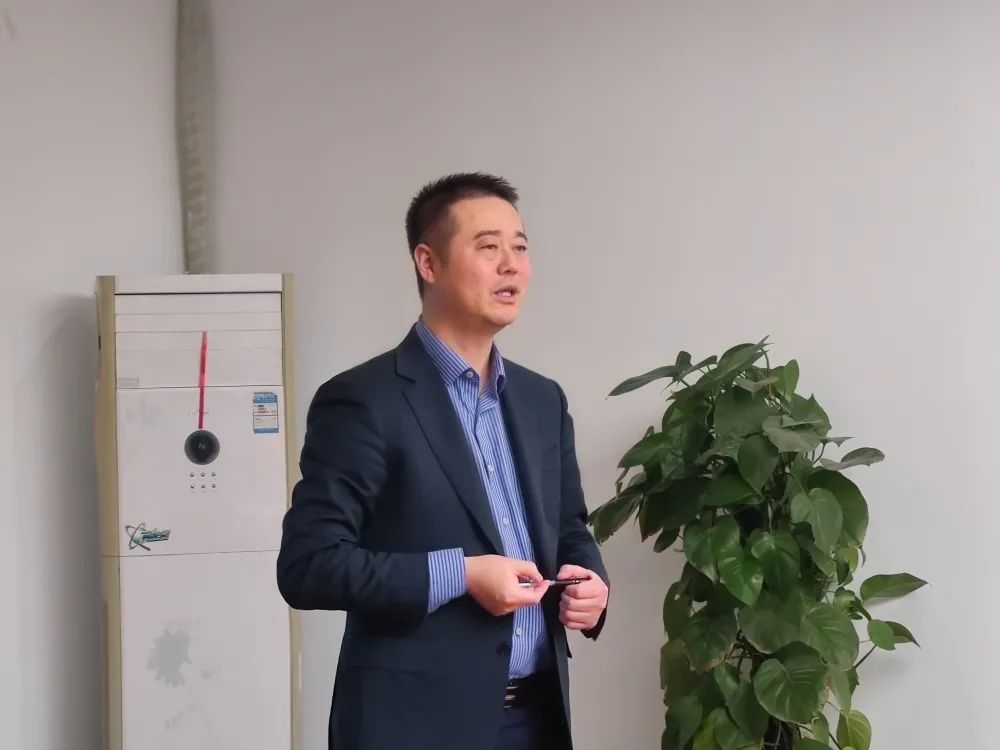 交流前,上海互霖智能科技有限公司董事长孙耀阳安排其团队将企业各