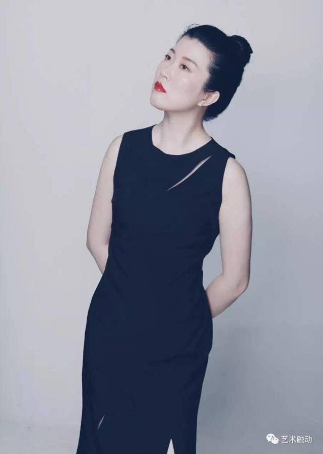 作为策展人,英文名phoenix的孙凤被称作擅长打硬仗的"钢铁女侠".