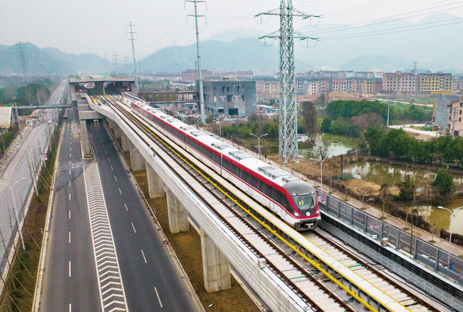 时20分许,一列轨道客车缓缓驶离金华东阳体育馆站,直奔金华义乌凌云站