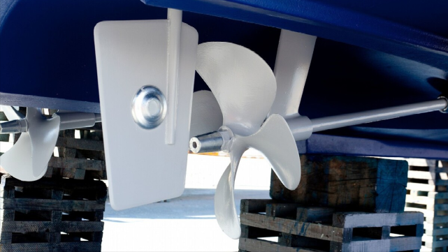 把船尾捅一个大洞后,螺旋桨的轴,是怎样做到不让水漏进来的呢?