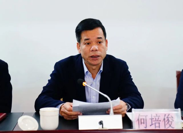 何培俊指出,要重振柳州的百年工业辉煌,实现经济持续稳定增长,归根