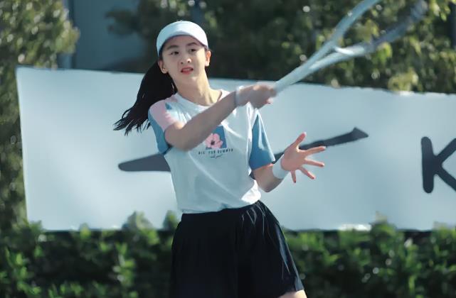 田亮女儿打网球图片