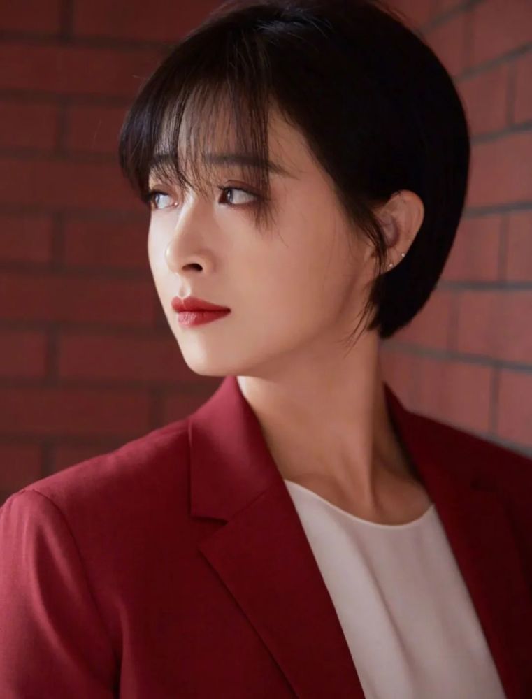 如果说在女明星当中,因为发型而变化**大的,那蒋欣一定在这个行列当中