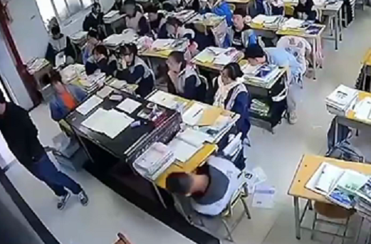 高中一男生上课打瞌睡，不料竟连人带桌摔倒在地，评论区令人捧腹