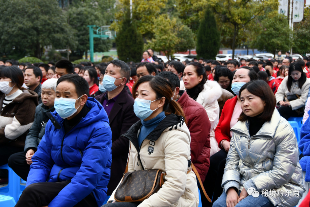 邓启国在宣布学习成绩优秀学生名单分管德育副校长王键在作新学期德育