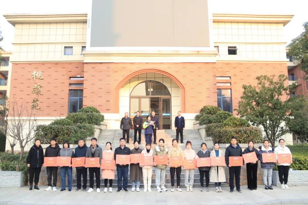 阜南县玉泉中学举行春季学期第一次升旗仪式虎虎生威向未来