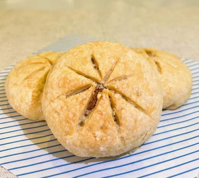 喜饼,酥皮饼,无水蛋糕,老面包等为主要产品,其中七宝酥是独家特色