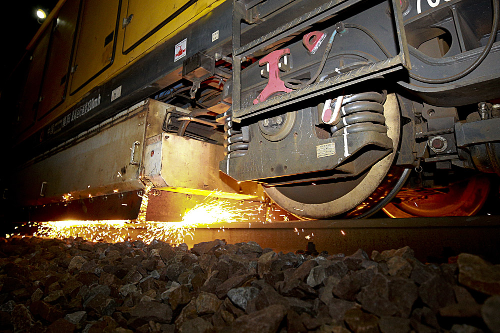 河南南阳利用夜间天窗期大黄车打磨道岔