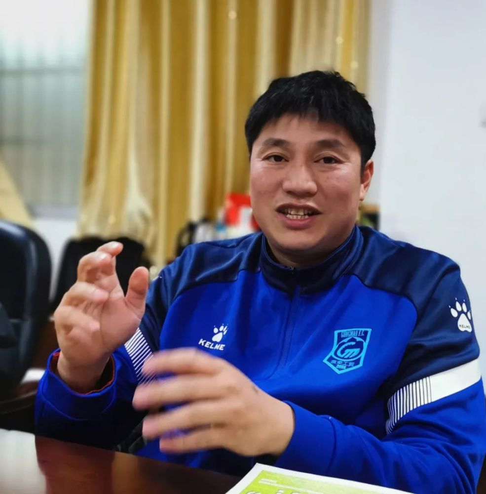 李耀辉2011年从广体毕业后进入广东工贸担任体育老师,除了足球之外,他