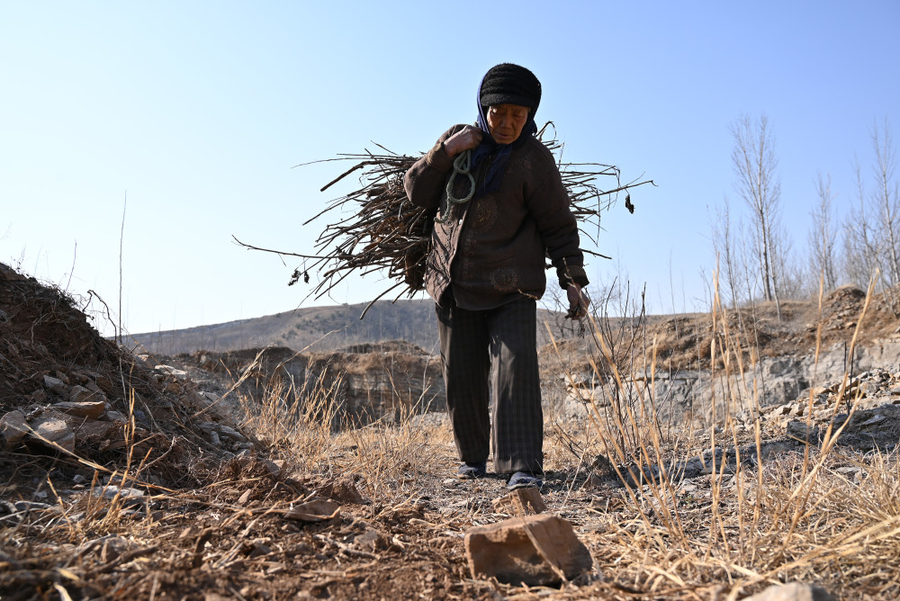 82岁大娘自制中药泡酒每天晚上喝2两爬山拾柴身子骨硬朗