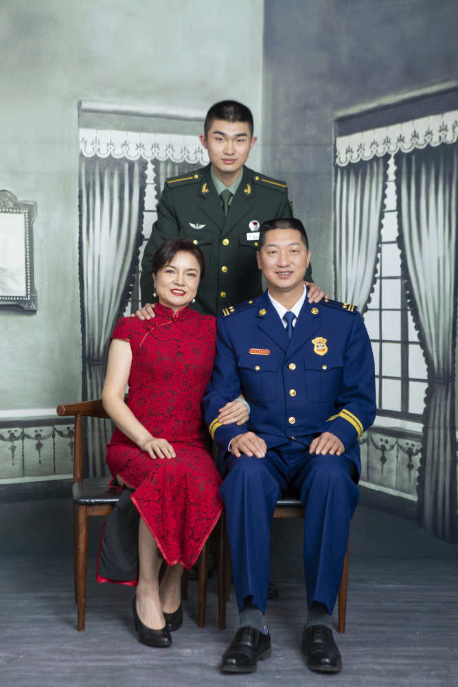 来看看军校学员的"顶流"全家福