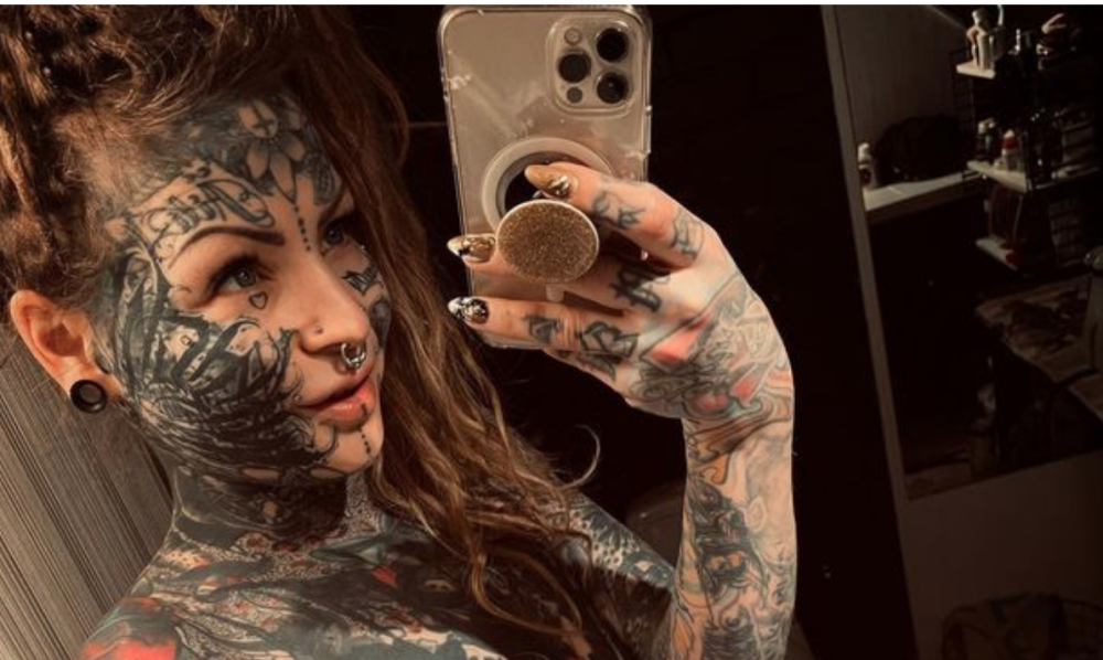 芬兰妈妈钟情黑色风格纹身全身各处涂黑网友居然称其漂亮