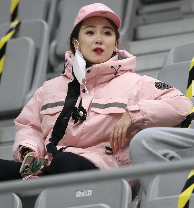 cba联赛第三阶段开打女球迷青春靓丽一个比一个漂亮