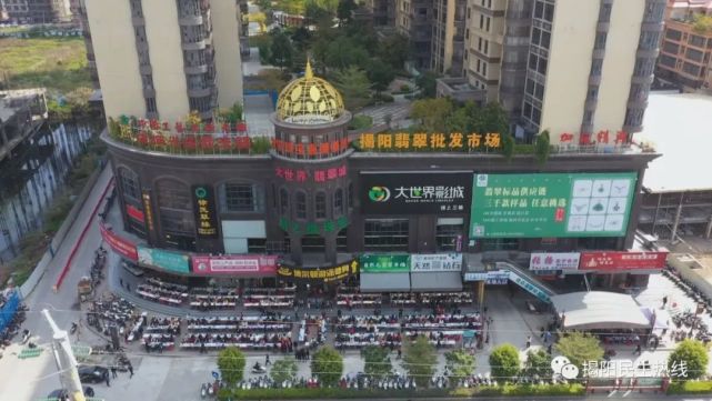 依托传统的翡翠玉器产业,社区布局打造了专业玉器市场——大世界翡翠