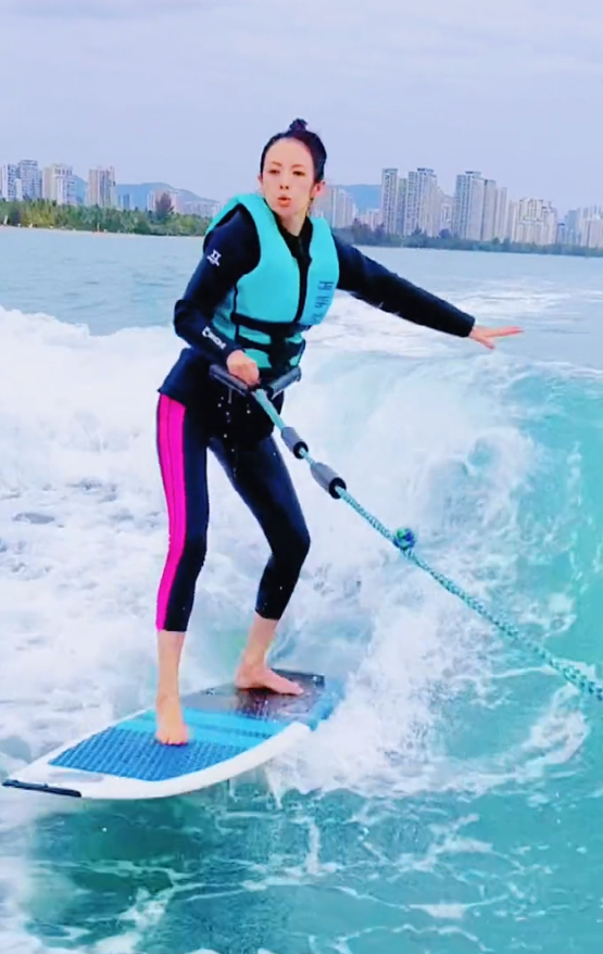 章子怡挑战尾波冲浪摔出表情包汪峰视角下吐舌灿笑少女感十足