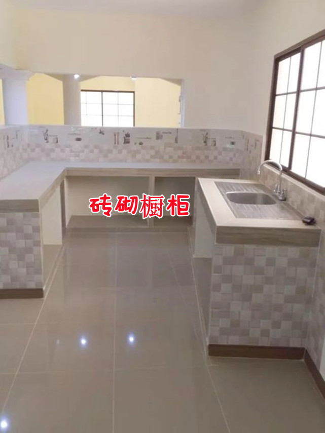 这应该是我见过最省钱的衣柜了,用砖砌,柜门也不要,简单耐用