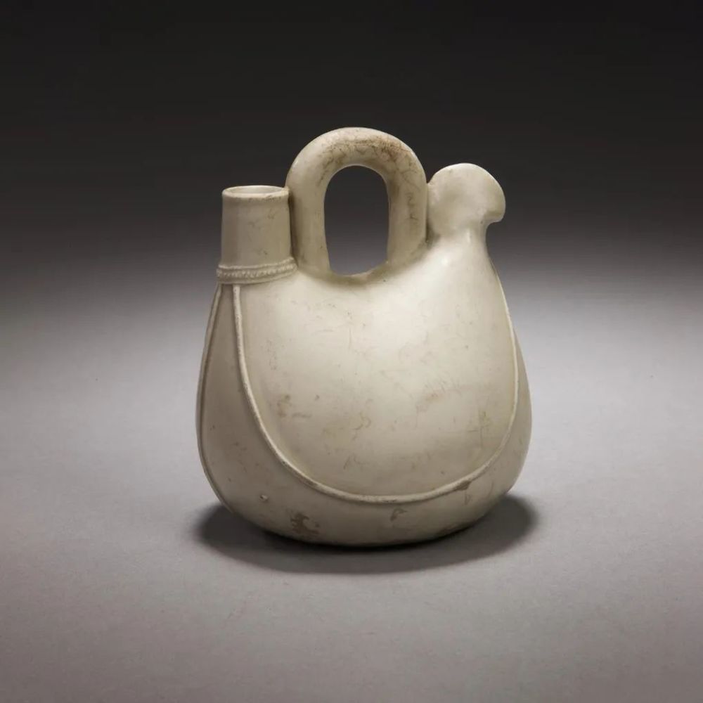 今天给大家介绍,唐代文物《邢窑白釉皮囊式壶》,通高12.5厘米,口径2.