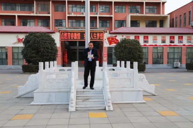 勇追梦志存高远勤圆梦再赴新程平舆一高举行升旗仪式