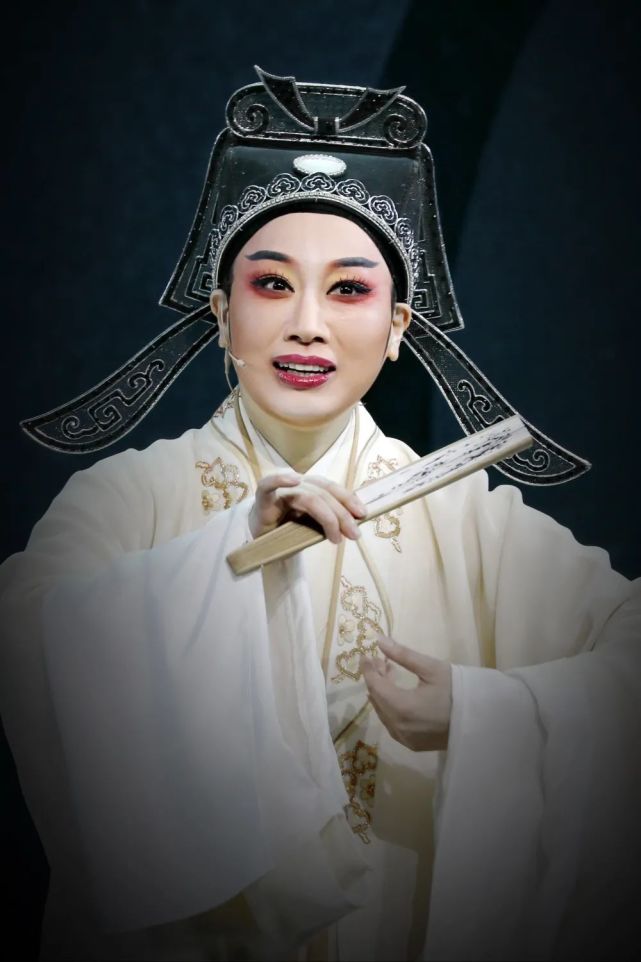 越劇表演藝術家袁雪芬,徐玉蘭,呂瑞英,張桂鳳首演至今,已出現了五組